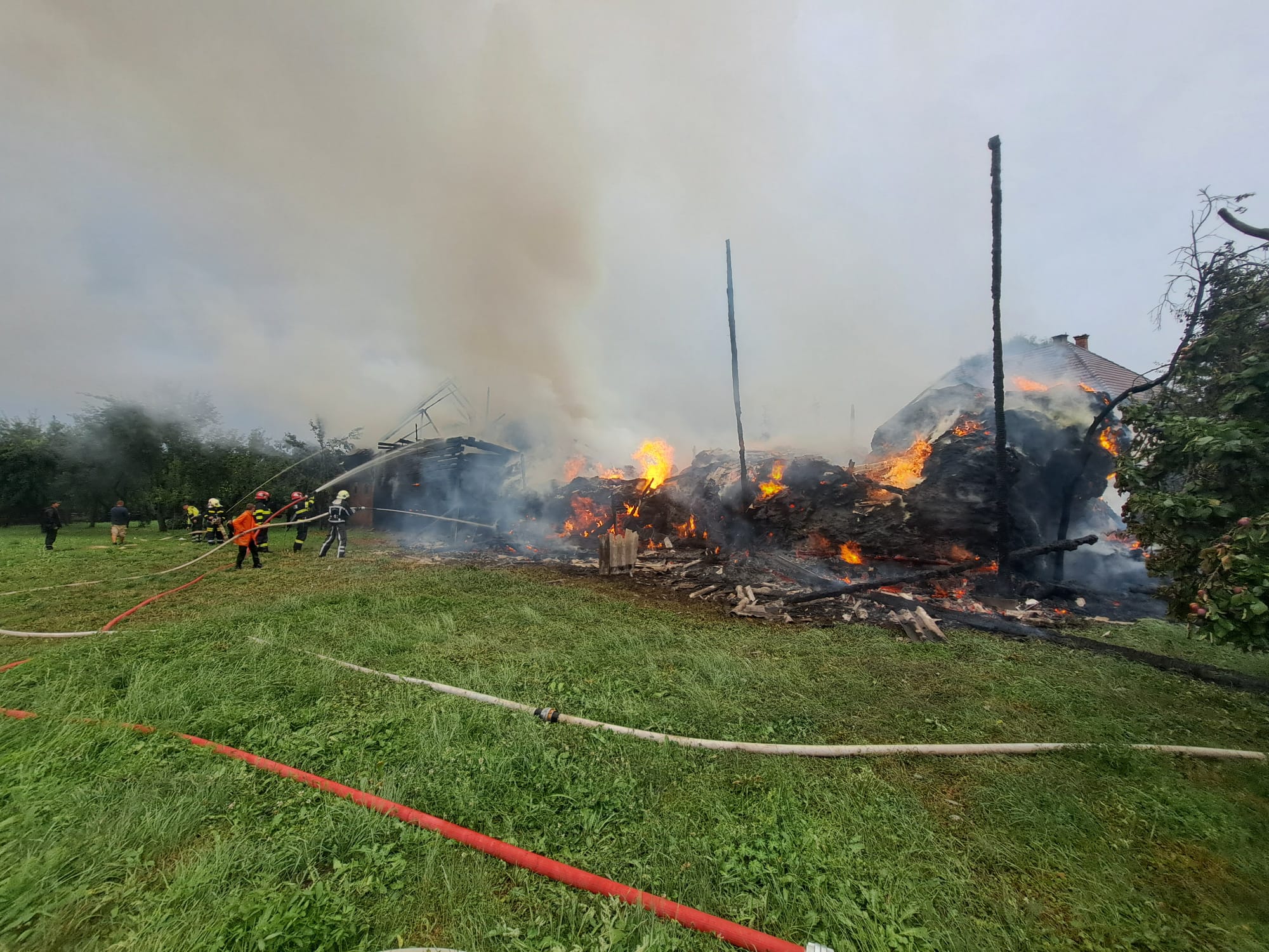 Kigyulladt egy melléképület Kászonaltízen Kigyulladt egy melléképület Kászonaltízen